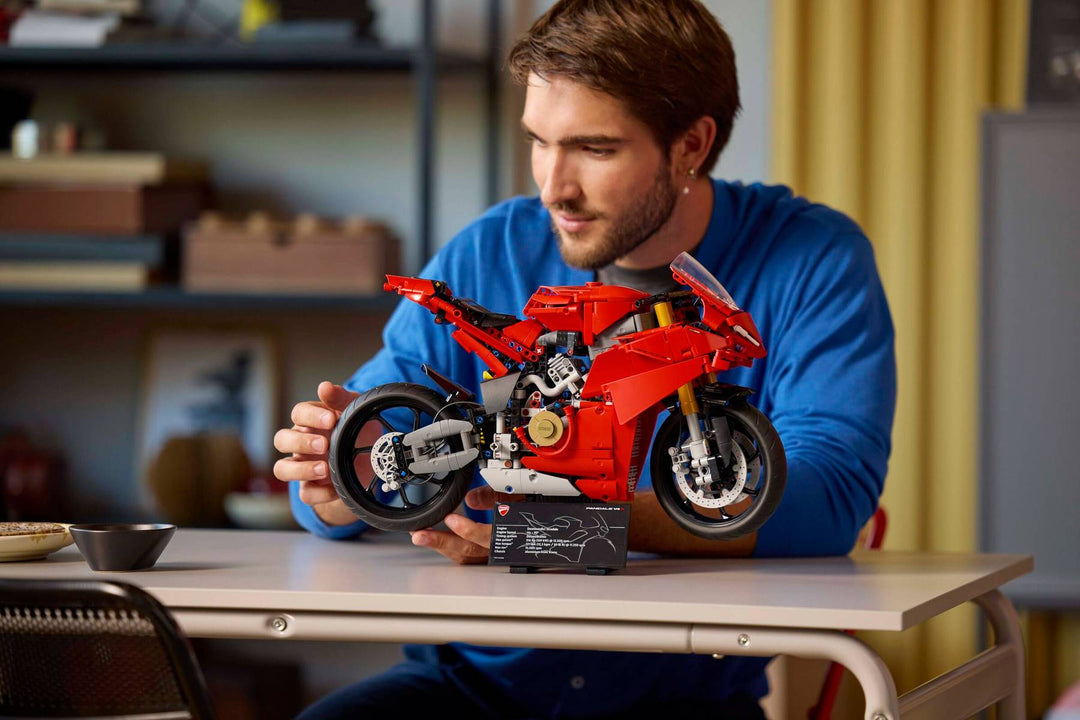 לגו Technic - אופנוע Ducati Panigale V4 S (42202)-14