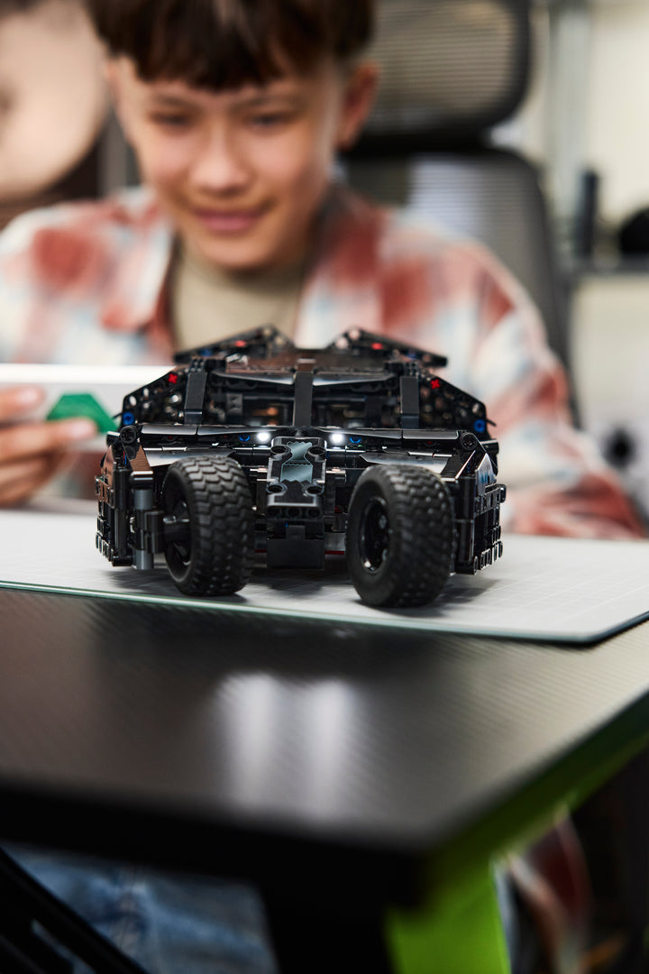 לגו Technic - Batmobile™ Tumbler (42239)-11