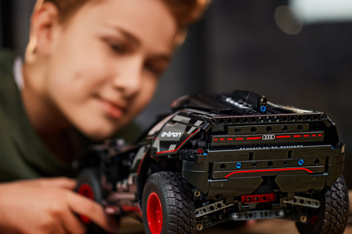 לגו Technic - מכונית חשמלית Audi RS Q e-tron (42160)-9