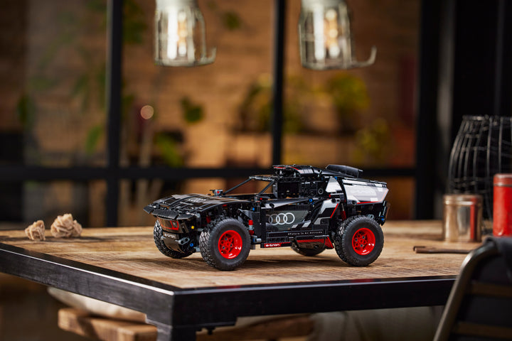 לגו Technic - מכונית חשמלית Audi RS Q e-tron (42160)-10