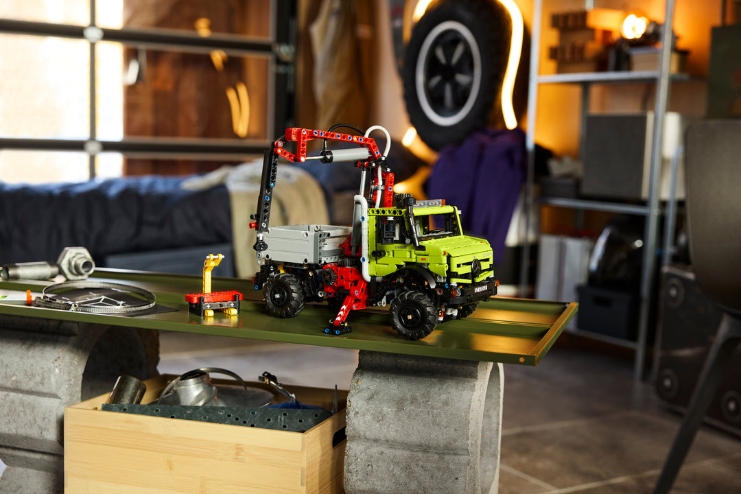 לגו Technic - Mercedes-Benz Unimog U 5023 עם עגורן (42242)-11