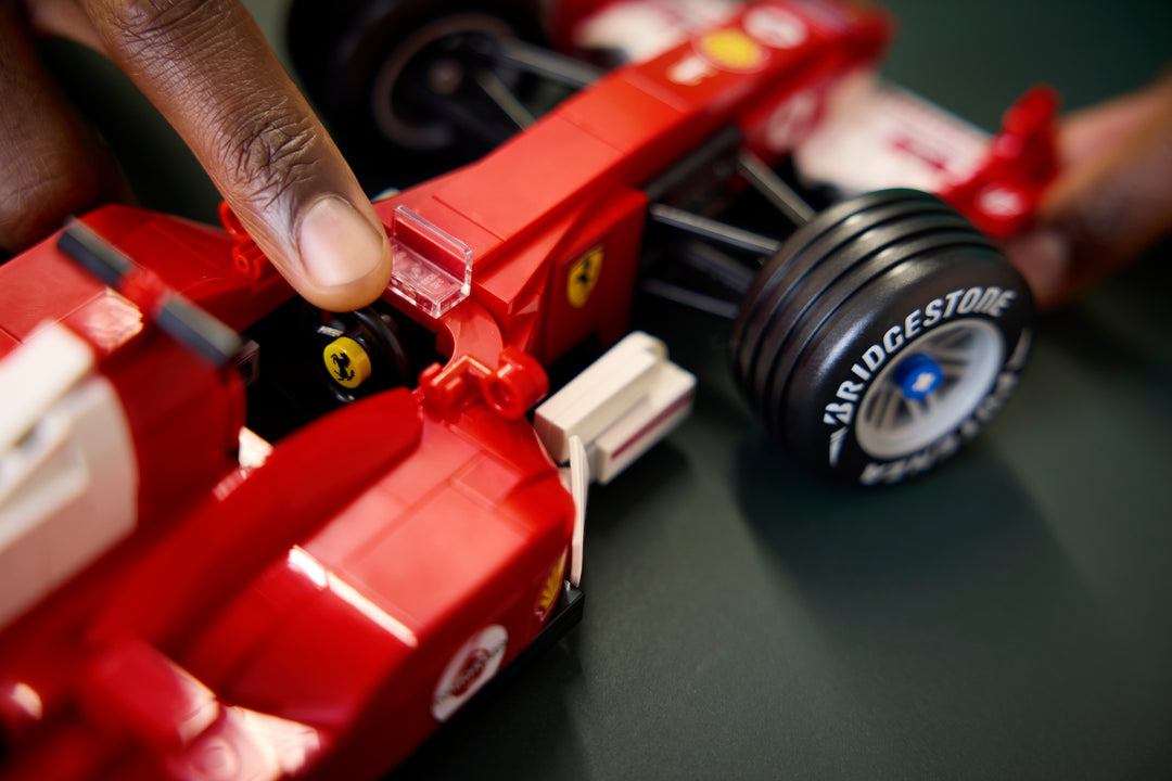 לגו Icons - Ferrari F2004 ו-Michael Schumacher (11375)-9