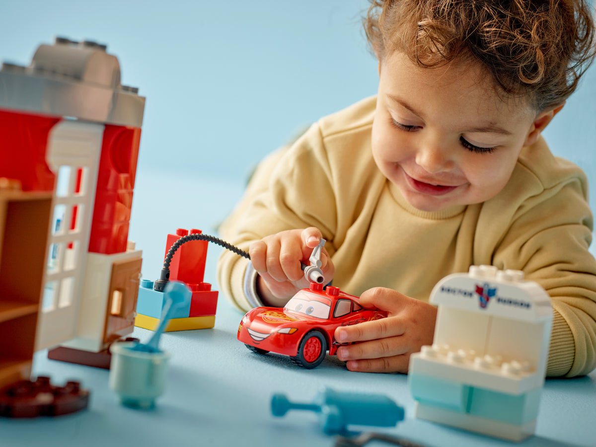לגו DUPLO® │ Disney - ביקור של מקווין במוסך של דוק (10456)-7