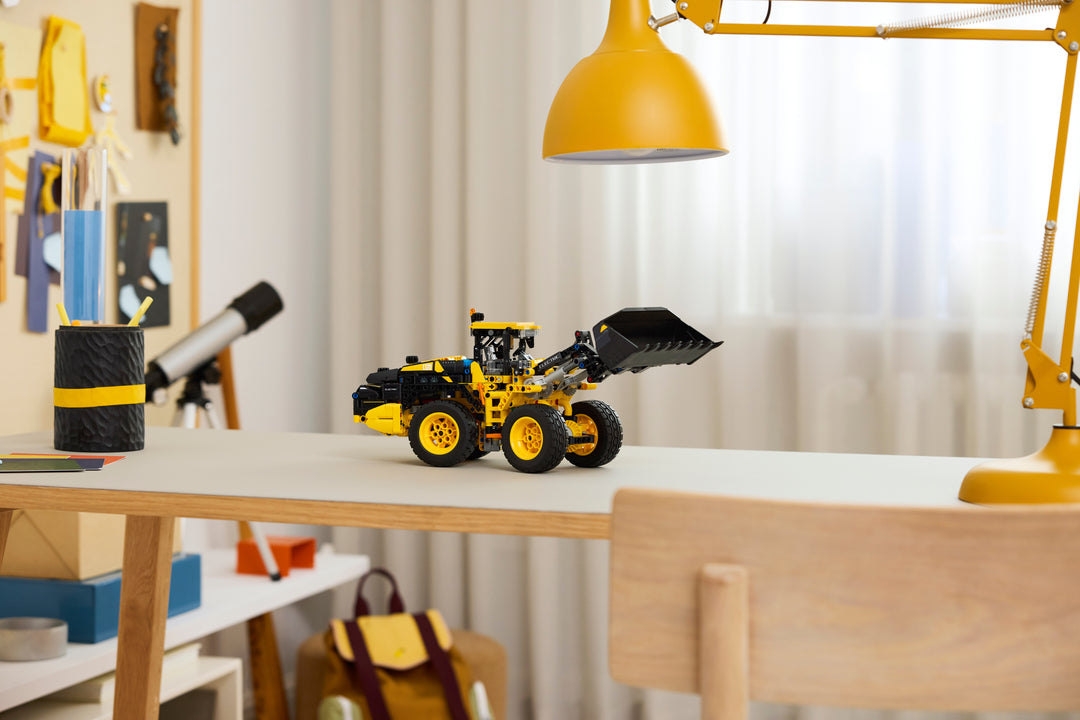 לגו Technic - Volvo L120 Electric מעמיס קדמי על גלגלים (42209)-9