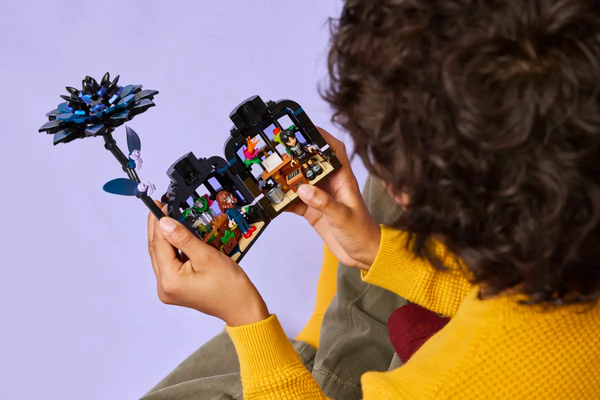 לגו Wednesday – פרח דליה שחור (76784)