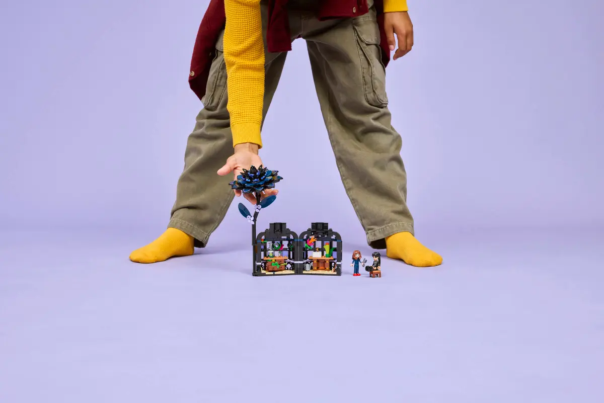 לגו Wednesday – פרח דליה שחור (76784)